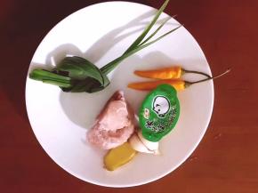 将肉，大蒜，生姜，浓汤宝，尖辣椒，蒜苗准备好