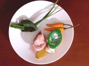 将肉，大蒜，生姜，浓汤宝，尖辣椒，蒜苗准备好