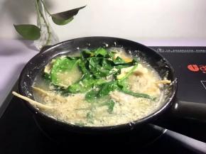 将洗干净的菠菜放入