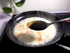 将一勺生抽放入调味