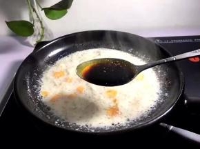 将一勺生抽放入调味