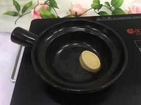 准备一个煲，将猪肉浓汤宝放入煲中