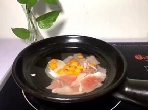 将尖辣椒洗净切成段放入煲中