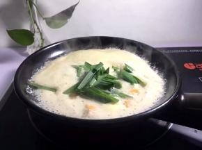 将蒜苗洗净切段放入