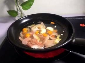 在水面滴少许油