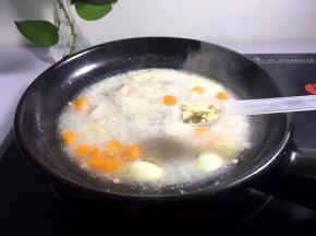 煮开后，转中火，放一勺鸡精