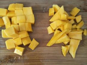 芒果去皮去核，切成小方块，边角料备用