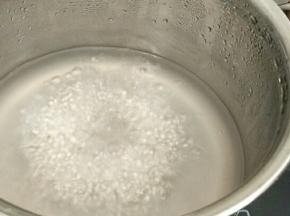 烧一锅热水，下入西米煮至透明