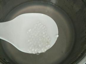 煮至中间剩一点白心的时候，关火盖上锅盖焖至透明