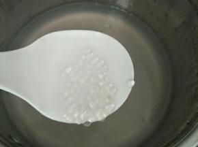 煮至中间剩一点白心的时候，关火盖上锅盖焖至透明