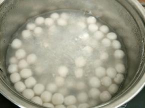 另烧一锅热水，下入小丸子