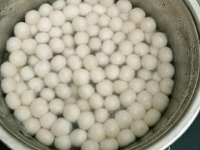 煮到小丸子浮起即可，也可以过一遍冰水