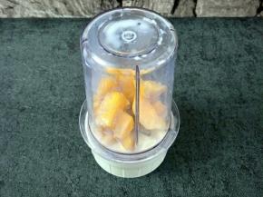 取适量芒果，加入牛奶(按个人口味添加白糖)