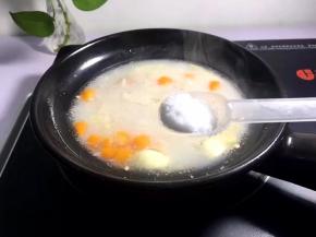 大火煮开，加入适量的盐