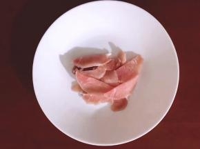 将肉洗净切薄片