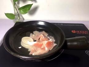 将切好的肉片放入煲中