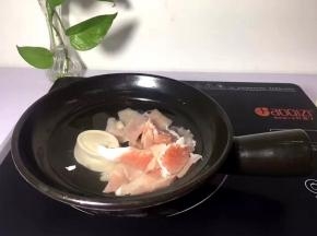 将切好的肉片放入煲中