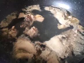锅里放水，煮开后鸡肉下进去，除血水，浮末