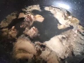 锅里放水，煮开后鸡肉下进去，除血水，浮末