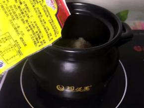 放一勺鸡精入煲中