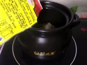 放一勺鸡精入煲中