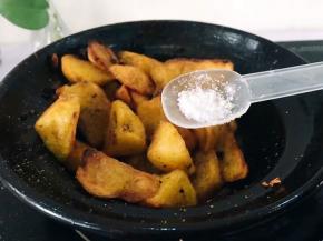 搅拌均匀撒适量得盐调味