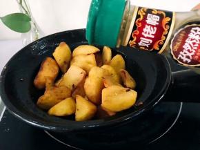 将土豆搅拌均匀，让辣椒蒜末充分混合，撒上孜然粉