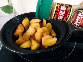 将土豆搅拌均匀，让辣椒蒜末充分混合，撒上孜然粉