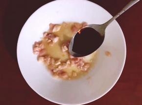 放一勺料酒，一勺生抽