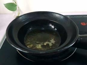 煲里水到掉，洗净擦干水分，放油，多放点
