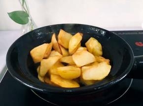 油热后，将沥干水分得土豆放入，小火