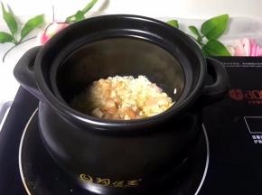 将将泡好的大米放入煲中，放入腌制好的鸡腿肉