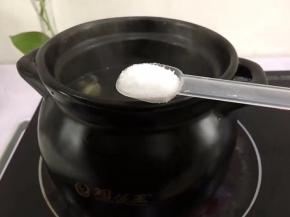 放入适量盐调味炖十分钟关火