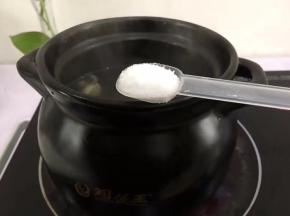 放入适量盐调味炖十分钟关火