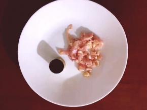 将鸡腿去骨，只要肉，洗净，切丁