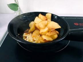 将切好的大蒜末放入爆香