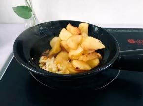 将切好的大蒜末放入爆香