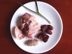 将鸡肉，红枣，生姜，葱准备好