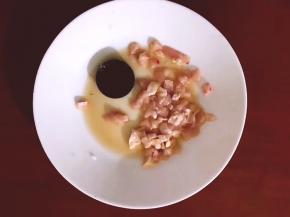 将鸡肉搅拌均匀，撒适量油腌制半小时