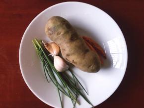 酱土豆，大蒜，尖辣椒，葱准备好