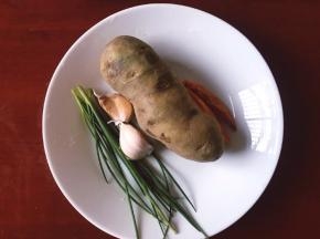 酱土豆，大蒜，尖辣椒，葱准备好