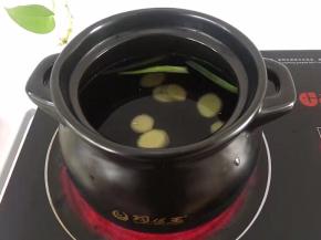 姜生姜去皮，洗净后切块放入煲中