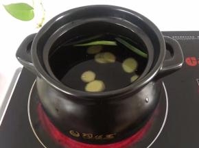 姜生姜去皮，洗净后切块放入煲中
