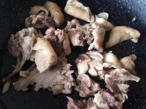 捞出鸡肉冲洗干净