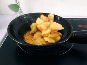 土豆煎至两面金黄时将辣椒放入