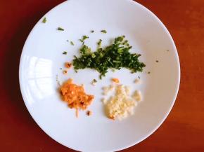 将葱洗净切末，尖辣椒洗净切末，大蒜去皮洗净切成末