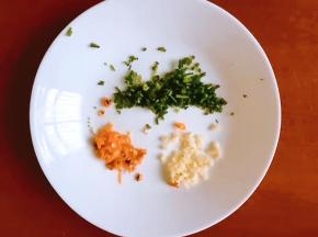 将葱洗净切末，尖辣椒洗净切末，大蒜去皮洗净切成末