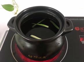 将葱洗净，切段放入煲中