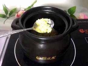 将生姜洗净切末放入煲中