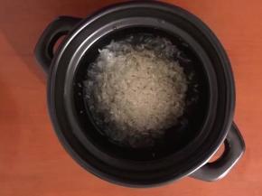 将大米洗净，泡水半小时